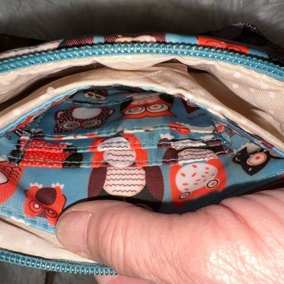 🦉 Chumbak Owl Print Crossbody Bag
Adorably functional & full of pockets! - Picture 6 of 6